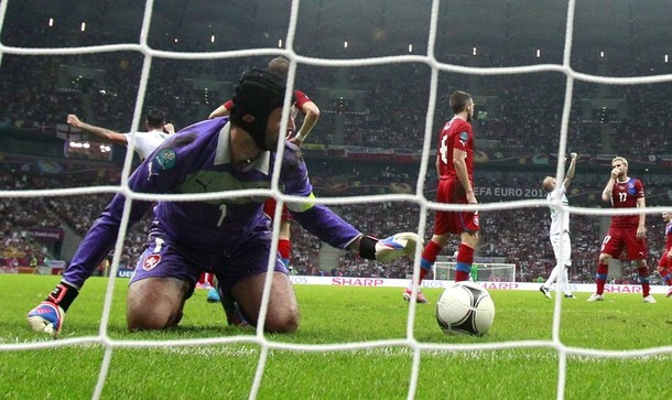 Phút 79, từ quả tạt bên cánh phải của Moutinho, Ronaldo lao người đánh đầu đập đất cực khó khiến Cech dù tài năng cũng đành chịu bó tay. Đây là pha ghi bàn bằng đầu thứ 18 ở EURO 2012 và là pha lập công thứ ba của cá nhân Ronaldo Phút 79, từ quả tạt bên cánh phải của Moutinho, Ronaldo lao người đánh đầu đập đất cực khó khiến Cech dù tài năng cũng đành chịu bó tay. Đây là pha ghi bàn bằng đầu thứ 18 ở EURO 2012 và là pha lập công thứ ba của cá nhân Ronaldo