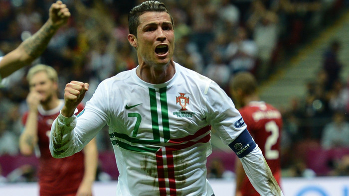 Ronaldo phấn khích ăn mừng bàn thắng... Ronaldo phấn khích ăn mừng bàn thắng...