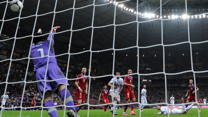 Phút 79, từ quả tạt bên cánh phải của Moutinho, Ronaldo lao người đánh đầu đập đất cực khó khiến Cech dù tài năng cũng đành chịu bó tay. Đây là pha ghi bàn bằng đầu thứ 18 ở EURO 2012 và là pha lập công thứ ba của cá nhân Ronaldo Phút 79, từ quả tạt bên cánh phải của Moutinho, Ronaldo lao người đánh đầu đập đất cực khó khiến Cech dù tài năng cũng đành chịu bó tay. Đây là pha ghi bàn bằng đầu thứ 18 ở EURO 2012 và là pha lập công thứ ba của cá nhân Ronaldo