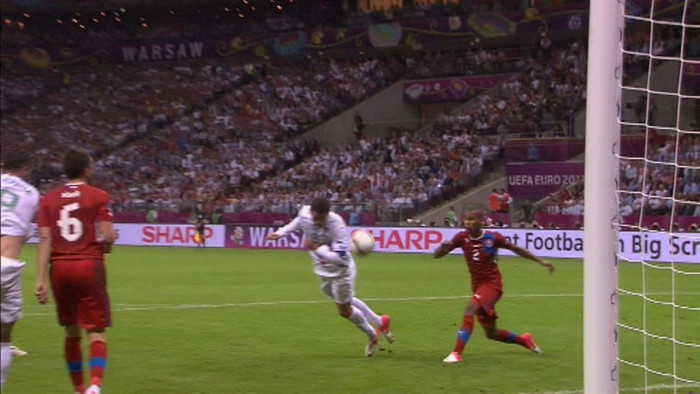 Phút 79, từ quả tạt bên cánh phải của Moutinho, Ronaldo lao người đánh đầu đập đất cực khó khiến Cech dù tài năng cũng đành chịu bó tay. Đây là pha ghi bàn bằng đầu thứ 18 ở EURO 2012 và là pha lập công thứ ba của cá nhân Ronaldo Phút 79, từ quả tạt bên cánh phải của Moutinho, Ronaldo lao người đánh đầu đập đất cực khó khiến Cech dù tài năng cũng đành chịu bó tay. Đây là pha ghi bàn bằng đầu thứ 18 ở EURO 2012 và là pha lập công thứ ba của cá nhân Ronaldo