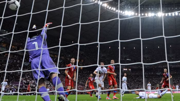 Phút 79, từ quả tạt bên cánh phải của Moutinho, Ronaldo lao người đánh đầu đập đất cực khó khiến Cech dù tài năng cũng đành chịu bó tay. Đây là pha ghi bàn bằng đầu thứ 18 ở EURO 2012 và là pha lập công thứ ba của cá nhân Ronaldo Phút 79, từ quả tạt bên cánh phải của Moutinho, Ronaldo lao người đánh đầu đập đất cực khó khiến Cech dù tài năng cũng đành chịu bó tay. Đây là pha ghi bàn bằng đầu thứ 18 ở EURO 2012 và là pha lập công thứ ba của cá nhân Ronaldo