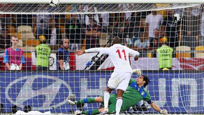 Nhưng Young gây thất vọng khi thực hiện cú sút bóng đi trúng xà ngang Nhưng Young gây thất vọng khi thực hiện cú sút bóng đi trúng xà ngang