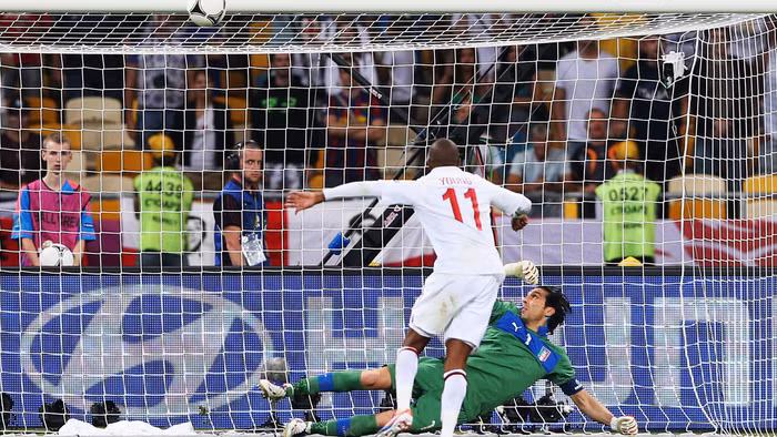 Nhưng Young gây thất vọng khi thực hiện cú sút bóng đi trúng xà ngang