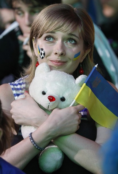 Phụ nữ Ukraine được xem là đẹp bậc nhất Châu Âu, và đây là minh chứng với những gì họ hiện trên khuôn hình ở EURO 2012. Phụ nữ Ukraine được xem là đẹp bậc nhất Châu Âu, và đây là minh chứng với những gì họ hiện trên khuôn hình ở EURO 2012.