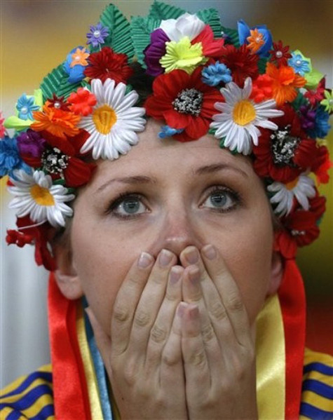 Ngay cả khi họ buồn bã khi đội nhà không thể đi tiếp vào vòng trong, nỗi buồn ấy vẫn đẹp! Ngay cả khi họ buồn bã khi đội nhà không thể đi tiếp vào vòng trong, nỗi buồn ấy vẫn đẹp!