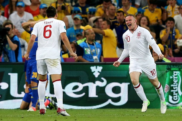 Rooney ăn mừng bàn thắng đầu tiên của mình ở Euro 2012 cùng đồng đội. Rooney ăn mừng bàn thắng đầu tiên của mình ở Euro 2012 cùng đồng đội.