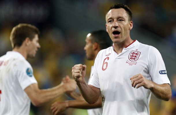 John Terry, lá chắn thép của ĐT Anh trong trận tử chiến với chủ nhà Ukraine. John Terry, lá chắn thép của ĐT Anh trong trận tử chiến với chủ nhà Ukraine.