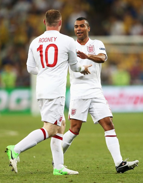 Rooney ăn mừng bàn thắng đầu tiên của mình ở Euro 2012 cùng đồng đội. Rooney ăn mừng bàn thắng đầu tiên của mình ở Euro 2012 cùng đồng đội.