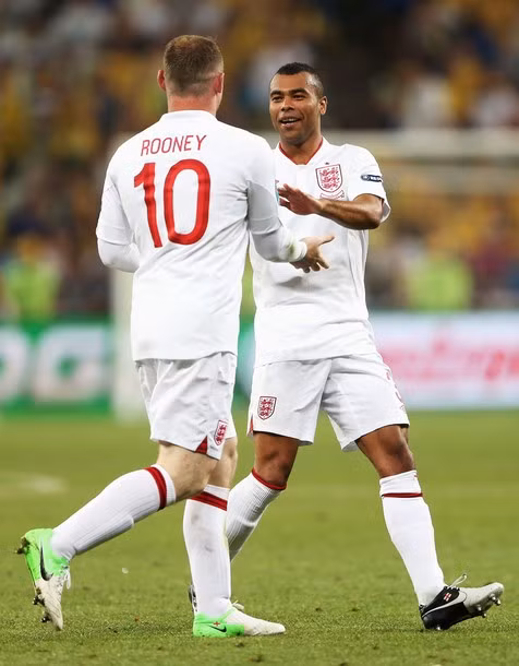 Rooney ăn mừng bàn thắng đầu tiên của mình ở Euro 2012 cùng đồng đội.