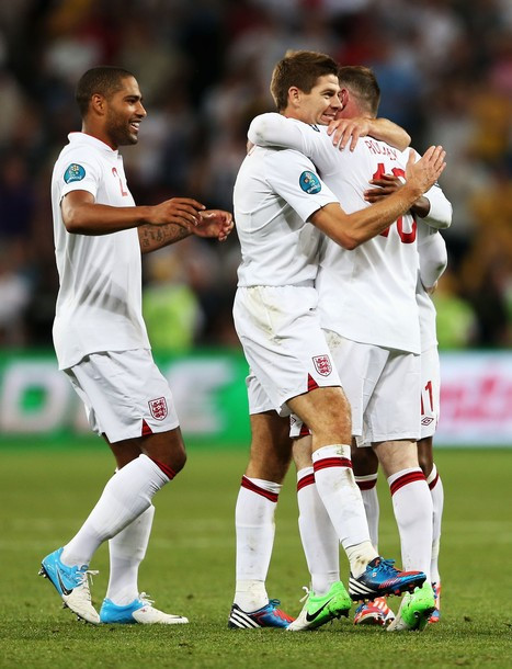 Rooney ăn mừng bàn thắng đầu tiên của mình ở Euro 2012 cùng đồng đội. Rooney ăn mừng bàn thắng đầu tiên của mình ở Euro 2012 cùng đồng đội.