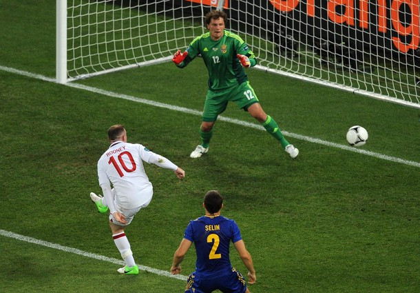 Cơ hội đầu tiên của Rooney, trong tư thế thoải mái không bị ai kèm nhưng anh lại đánh đầu ra ngoài... (Xem chi tiết diễn biến trận đấu) Cơ hội đầu tiên của Rooney, trong tư thế thoải mái không bị ai kèm nhưng anh lại đánh đầu ra ngoài... (Xem chi tiết diễn biến trận đấu)