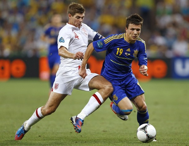 Rooney ghi bàn nhưng thủ quân Gerrard mới là người chơi hay nhất trận... Rooney ghi bàn nhưng thủ quân Gerrard mới là người chơi hay nhất trận...