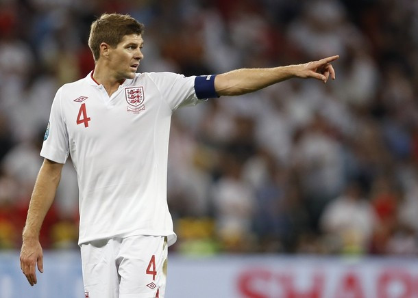 Rooney ghi bàn nhưng thủ quân Gerrard mới là người chơi hay nhất trận... Rooney ghi bàn nhưng thủ quân Gerrard mới là người chơi hay nhất trận...