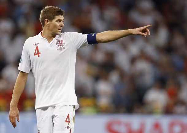 Rooney ghi bàn nhưng thủ quân Gerrard mới là người chơi hay nhất trận...