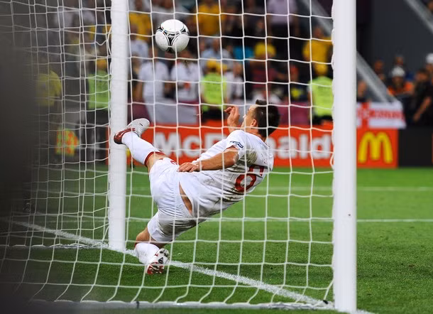 Tình huống gây tranh cãi, bóng đã qua vạch vôi trước khi Terry móc bóng ra ngoài nhưng trọng tài không công nhận bàn thắng cho chủ nhà Ukraine.