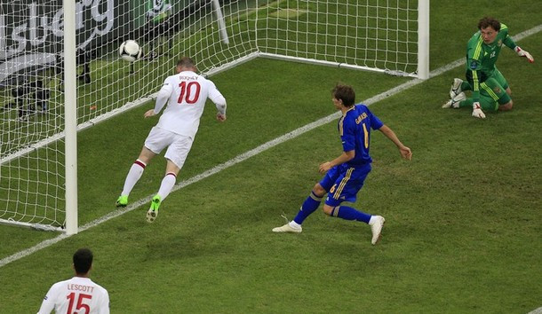 Nhưng sai lầm tai hại của thủ môn Pyatov đã biếu cho Rooney bàn thắng mở tỉ số không thể dễ dàng hơn. Từ quả tạt bên cánh phải của Gerrard, Pyatov lóng ngóng để bóng lọt qua tay và Rooney chỉ việc đánh đầu ghi bàn ở cự ly chưa đến 1m. Nhưng sai lầm tai hại của thủ môn Pyatov đã biếu cho Rooney bàn thắng mở tỉ số không thể dễ dàng hơn. Từ quả tạt bên cánh phải của Gerrard, Pyatov lóng ngóng để bóng lọt qua tay và Rooney chỉ việc đánh đầu ghi bàn ở cự ly chưa đến 1m.