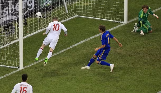 Nhưng sai lầm tai hại của thủ môn Pyatov đã biếu cho Rooney bàn thắng mở tỉ số không thể dễ dàng hơn. Từ quả tạt bên cánh phải của Gerrard, Pyatov lóng ngóng để bóng lọt qua tay và Rooney chỉ việc đánh đầu ghi bàn ở cự ly chưa đến 1m.