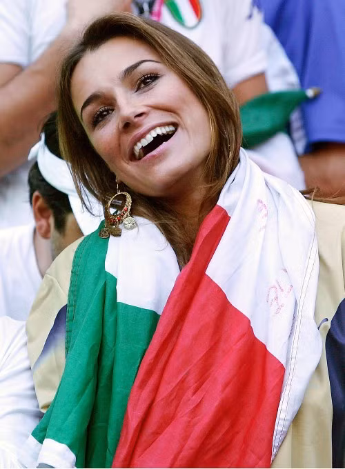 Không chỉ là thủ thành số 1 của ĐT Italia mà Gianluigi Buffon còn có một cô vợ xinh đẹp bậc nhất giới cầu thủ "xứ mỳ ống", Alena Seredova. Nói vậy là vì Alena Seredova từng là Á hậu của CH Séc năm 1998.