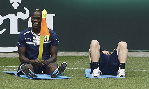 Trong khi đồng đội chăm chỉ tập luyện thì Balotelli có những trò đùa không giống ai... Trong khi đồng đội chăm chỉ tập luyện thì Balotelli có những trò đùa không giống ai...