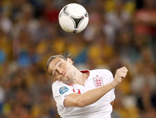 Ối, mình bật cao hết cỡ rồi mà không chạm được bóng vậy!