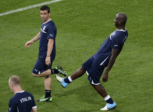 Balotelli luôn là tâm điểm của những trò đùa vừa gây cười vừa làm đồng đội phát bực... Balotelli luôn là tâm điểm của những trò đùa vừa gây cười vừa làm đồng đội phát bực...