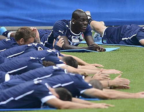 Balotelli luôn là tâm điểm của những trò đùa vừa gây cười vừa làm đồng đội phát bực... Balotelli luôn là tâm điểm của những trò đùa vừa gây cười vừa làm đồng đội phát bực...