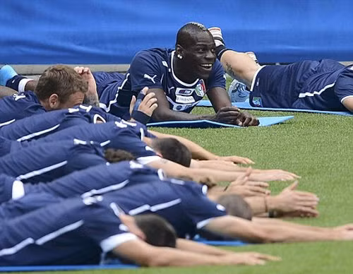 Balotelli luôn là tâm điểm của những trò đùa vừa gây cười vừa làm đồng đội phát bực... Balotelli luôn là tâm điểm của những trò đùa vừa gây cười vừa làm đồng đội phát bực...