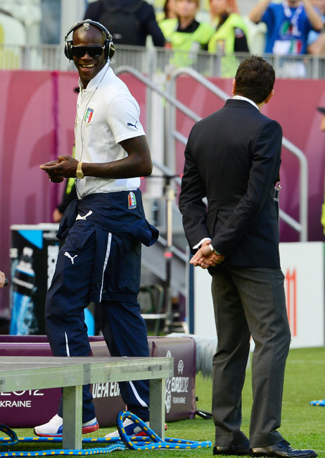 Balotelli: "Thấy đẹp trai lắm hay sao mà cứ nhìn vậy ông?" Balotelli: "Thấy đẹp trai lắm hay sao mà cứ nhìn vậy ông?"