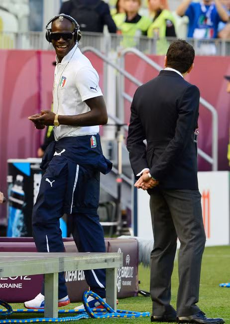 Balotelli: "Thấy đẹp trai lắm hay sao mà cứ nhìn vậy ông?"