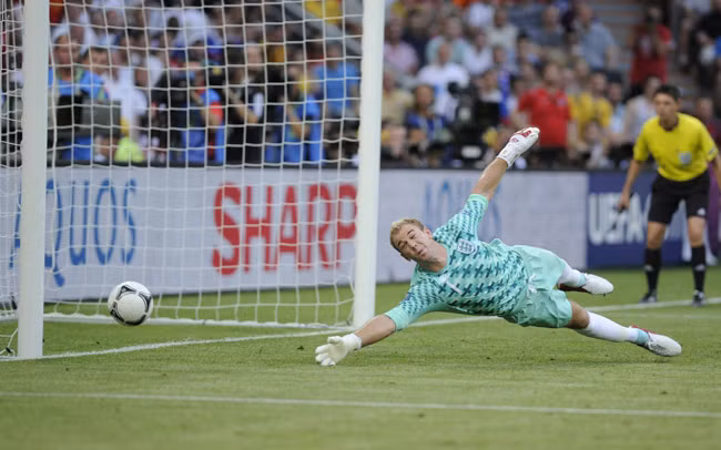 J.Hart: bóng đâu rồi, em không nhìn thấy gì cả!