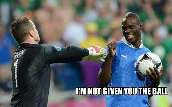 Balotelli: "Hehe, bóng của em mà anh!" Balotelli: "Hehe, bóng của em mà anh!"