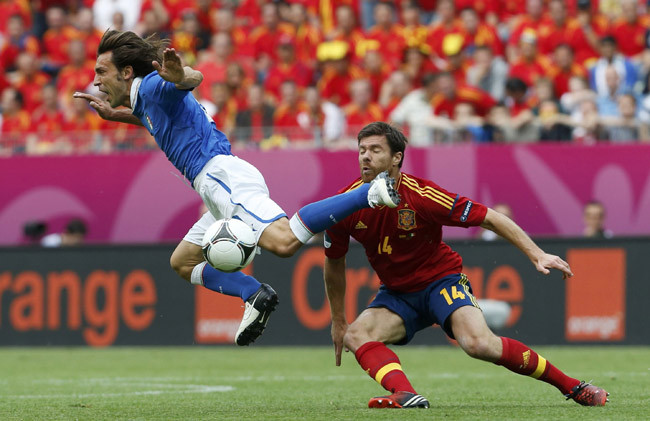 Alonso: Vỡ quai hàm em rồi anh Pirlo ơi! Alonso: Vỡ quai hàm em rồi anh Pirlo ơi!