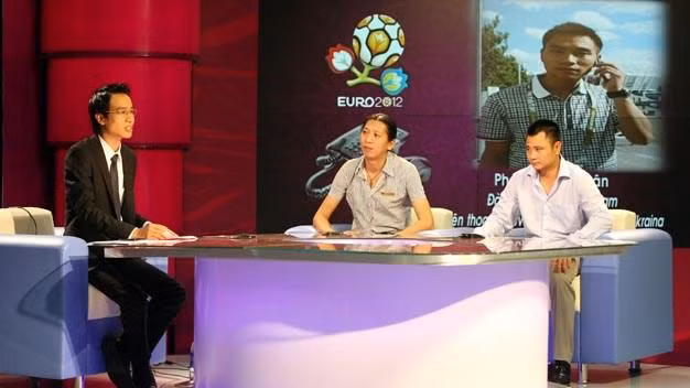 Nghệ sĩ Tự Long tham gia bình luận EURO 2012 cùng với BLV Biên Cương