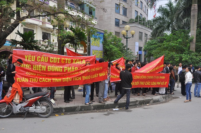 Băng rôn, bảng chữ của khách hàng mua căn hộ tại khu đô thị mới Đại Thanh giăng đầy trước sàn giao dịch bất động sản Mường Thanh trong ngày 19/10. Băng rôn, bảng chữ của khách hàng mua căn hộ tại khu đô thị mới Đại Thanh giăng đầy trước sàn giao dịch bất động sản Mường Thanh trong ngày 19/10.