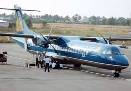 Chiếc ATR-72 cùng loại với chiếc máy bay gặp sự cố khi hạ cánh xuống sân bay Đà Nẵng chiều 21/10. Ảnh minh họa. Chiếc ATR-72 cùng loại với chiếc máy bay gặp sự cố khi hạ cánh xuống sân bay Đà Nẵng chiều 21/10. Ảnh minh họa.