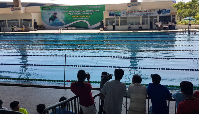 Nhiều phụ huynh chạnh lòng khi con em họ đi thi mà không nhận được sự quan tâm, hỏi thăm của ngành giáo dục Đà Nẵng. Ảnh: AN Nhiều phụ huynh chạnh lòng khi con em họ đi thi mà không nhận được sự quan tâm, hỏi thăm của ngành giáo dục Đà Nẵng. Ảnh: AN