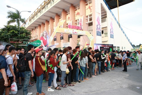 Hàng ngàn klhán giả xếp hàng để được vào khu vực diễn ra liveshow. Hàng ngàn klhán giả xếp hàng để được vào khu vực diễn ra liveshow.