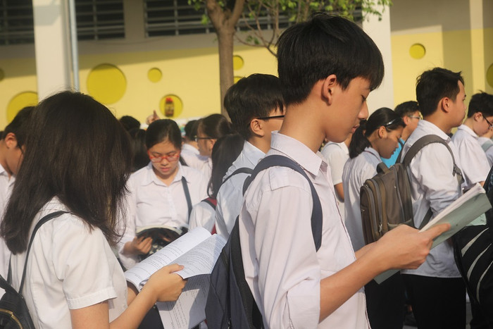 Thí sinh dự thi vào lớp 10 trường Trung học phổ thông Cầu Giấy tại Hội đồng thi Trường Trung học cơ sở Nghĩa Tân (Ảnh: Thùy Linh)