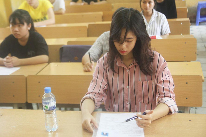 Lần đầu tiên thí sinh cả nước làm bài thi môn Toán theo hình thức trắc nghiệm (Ảnh: Thùy Linh) Lần đầu tiên thí sinh cả nước làm bài thi môn Toán theo hình thức trắc nghiệm (Ảnh: Thùy Linh)