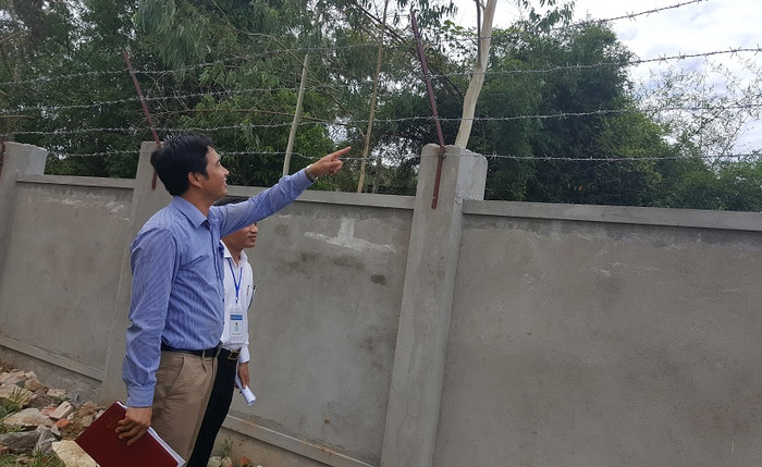Trường Trung học phổ thông Nghĩa Lộc 5 đã sửa chữa, xây dựng mới 600m tường rào, lắp chông nhọn và dây thép gai xung quanh trường để chuẩn bị cho kỳ thi quốc gia sắp tới. (Ảnh: Thùy Linh)