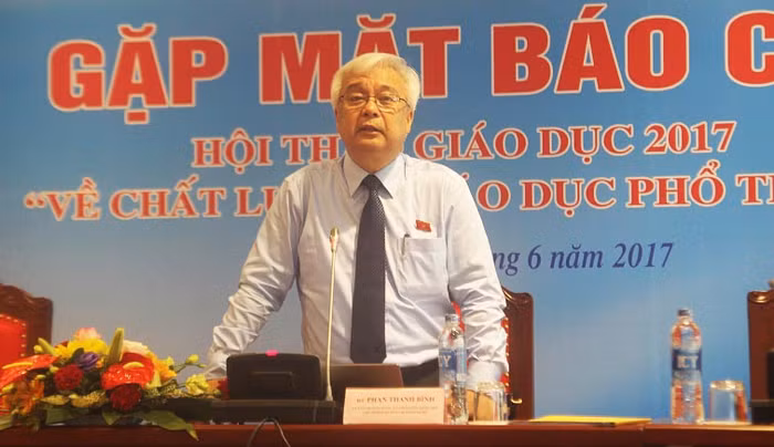 Ông Phan Thanh Bình - Chủ nhiệm Ủy ban Văn hóa, Giáo dục, Thanh niên, Thiếu niên và Nhi đồng Quốc hội chủ trì họp báo (Ảnh: Thùy Linh)