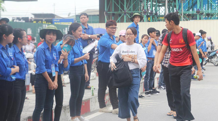 Ảnh: Con rạng ngời, mẹ lo lắng đến trường đi thi ảnh 4 Ảnh: Con rạng ngời, mẹ lo lắng đến trường đi thi ảnh 4