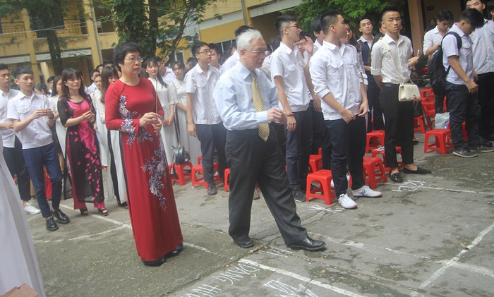 Các thầy cô giáo và 10 học sinh đại diện cho khối 12 cùng dâng hương để tưởng nhớ về người Anh hùng dân tộc Đinh Tiên Hoàng.