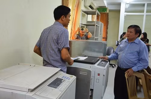 Thứ trưởng Bùi Văn Ga kiểm tra khu in sao đề của Sở Giáo dục và Đào tạo tỉnh Ninh Bình chiều 10/5 (Ảnh: Thùy Linh)