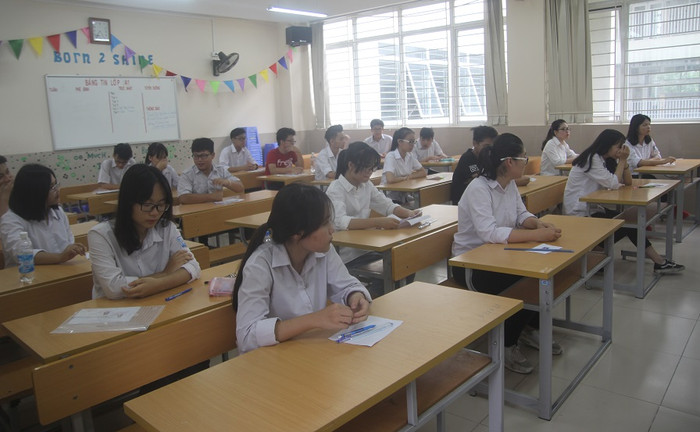 Thí sinh ngồi vào phòng thi để chuẩn bị làm bài thi môn đầu tiên trong kỳ tuyển sinh vào lớp 10 tại Hà Nội (Ảnh: Thùy Linh)