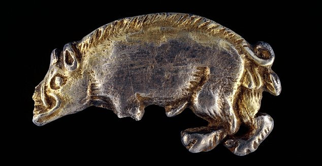 Chìa khóa làm cơ sở xác định vị trí trận chiến Bosworth là một kho vũ khí thời trung cổ được tìm thấy, trong đó có cả một chiếc huy hiệu hình con heo rừng bằng bạc, được cho là của một trong những hiệp sĩ tin cậy của vua Richard bên cạnh ông cho đến giây phút cuối cùng. Huy hiệu này là biểu tượng của vua Richard III và là bằng chứng quan trọng để tìm ra vị trí chính xác của trận chiến. Bằng chứng khác như bộ sưu tập những khẩu đạn súng thần công lớn nhất châu Âu , và các mảnh áo giáp cũng được sử dụng để xác nhận xác nhận khu vực cần tìm.