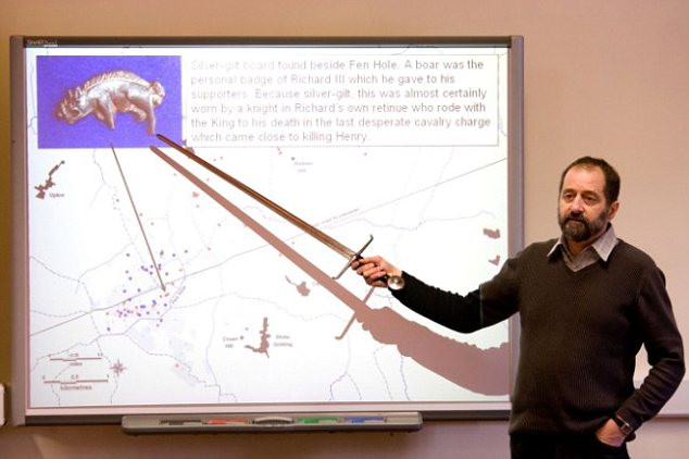 Câu lạc bộ Richard III được thành lập nhằm thúc đẩy các nghiên cứu về vị vua thời trung cổ này cũng được tham gia vào dự án. Philippa Langley đến từ câu lạc bộ nói: “Nghiên cứu về mộ của vua Richard chỉ là một yếu tố trong nỗ lực tiếp tục nghiên cứu nhằm khám phá ra sự thực về vua Richard III. Sau thất bại của mình, danh tiếng của ông bị bôi nhọ rất nhiều dưới bàn tay người kế vị và các đối thủ. Thách thức ở đây là lật mở sự thật đằng sau những huyền thoại. Richard là một hình ảnh thu hút sự quan tâm rất lớn. Một phần vì ông bị bôi nhọ trong nhiều thế kỷ qua và phần vì ông chiếm một vị trí quan trọng trong lịch sử nước Anh”.