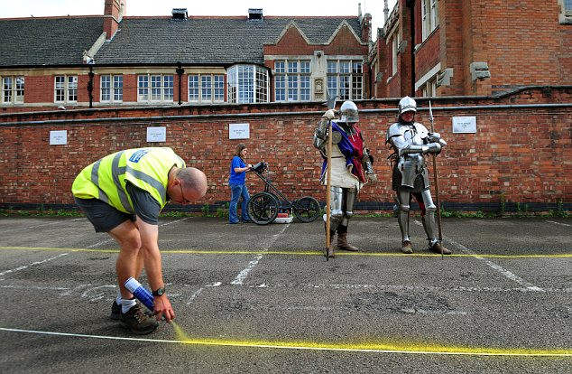 Để bắt đầu tìm kiếm ngôi mộ cổ, các chuyên gia đến từ Đại học Leicester tiến hành tìm kiếm khu đất xung quanh một nhà thờ, nơi được tin là vua King Richard III đươc chôn cất hơn 500 năm trước đây. Và khu đất đó hiện tại đang được sủ dụng làm bãi đỗ xe của Ủy ban thành phố.