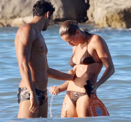 Chàng tỏ ra rất chu đáo khi liên tục có những hành động chăm sóc nàng.