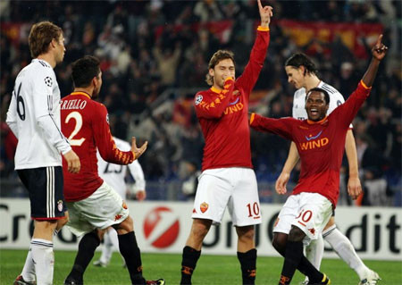 Cũng mút tay giống C. Ronaldo nhưng kiểu ăn mừng của Totti lại mang ý nghĩa khác. Trong một lần phỏng vấn, bà xã Ilary Blasi của tiền vệ này tiết lộ, anh bắt chước thói quen hay mút tay của cô. Cũng mút tay giống C. Ronaldo nhưng kiểu ăn mừng của Totti lại mang ý nghĩa khác. Trong một lần phỏng vấn, bà xã Ilary Blasi của tiền vệ này tiết lộ, anh bắt chước thói quen hay mút tay của cô.